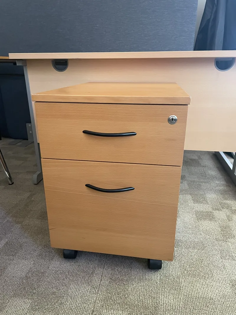 Oak laminate pedestal - does not lock