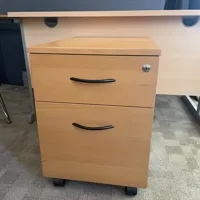 Oak laminate pedestal - does not lock