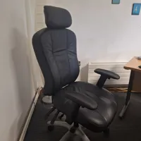 Black office chair